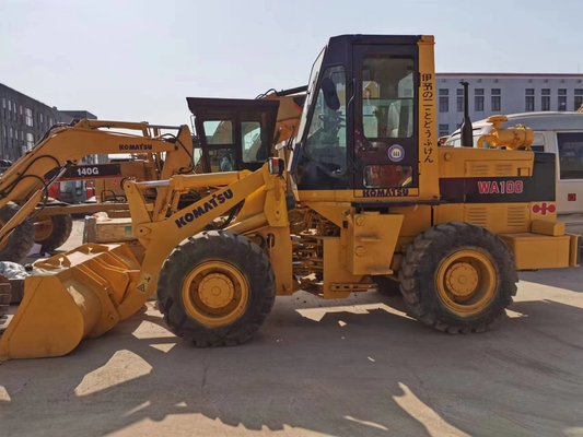Η Komatsu WA100 μεταχειρισμένη εκσκαφέας φορτιστή σε καλή κατάσταση σε εργαστήρια επισκευής μηχανών