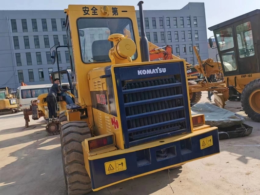 Η Komatsu WA100 μεταχειρισμένη εκσκαφέας φορτιστή σε καλή κατάσταση σε εργαστήρια επισκευής μηχανών