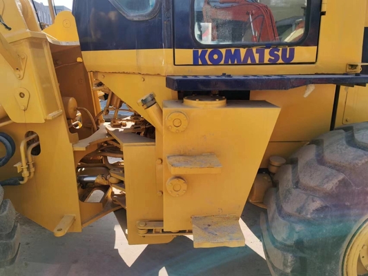 Η Komatsu WA100 μεταχειρισμένη εκσκαφέας φορτιστή σε καλή κατάσταση σε εργαστήρια επισκευής μηχανών