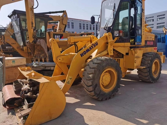 Η Komatsu WA100 μεταχειρισμένη εκσκαφέας φορτιστή σε καλή κατάσταση σε εργαστήρια επισκευής μηχανών