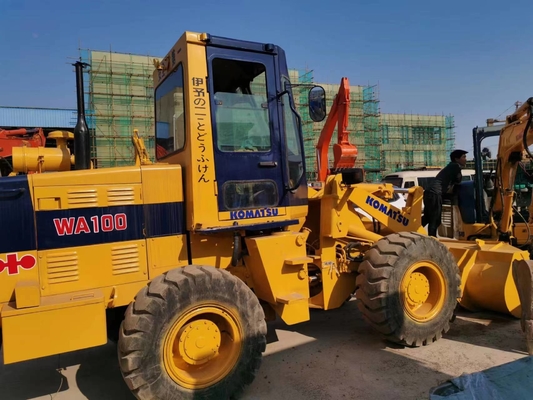 Η Komatsu WA100 μεταχειρισμένη εκσκαφέας φορτιστή σε καλή κατάσταση σε εργαστήρια επισκευής μηχανών