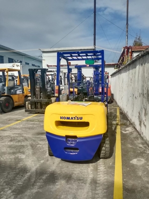 KOMATSU FD30 3 τόνων φορτηγό με πιρούνι χρησιμοποιημένο φορτηγό ανύψωσης μικρών παλέτων για δοχεία αποθήκευσης