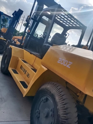 20 τόνων ντίζελ ανελκυστήρας KOMATSU FD200 για χειρισμό εμπορευματοκιβωτίων σε καταστήματα δομικών υλικών