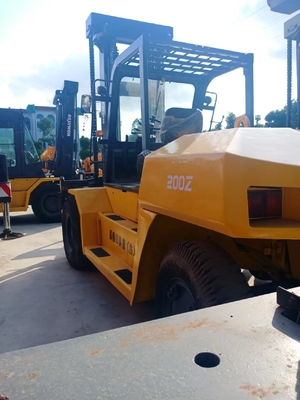 20 τόνων ντίζελ ανελκυστήρας KOMATSU FD200 για χειρισμό εμπορευματοκιβωτίων σε καταστήματα δομικών υλικών
