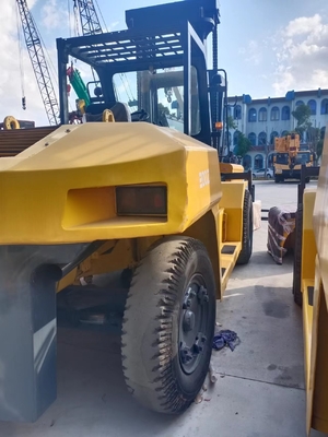 20 τόνων ντίζελ ανελκυστήρας KOMATSU FD200 για χειρισμό εμπορευματοκιβωτίων σε καταστήματα δομικών υλικών