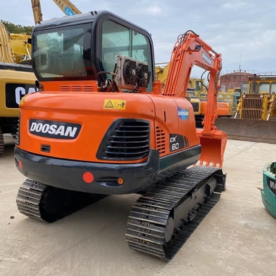Εργαλεία βαρέων κατασκευών Doosan DX60 Χρησιμοποιούμενος εξορυκτής με υδραυλικό κύλινδρο